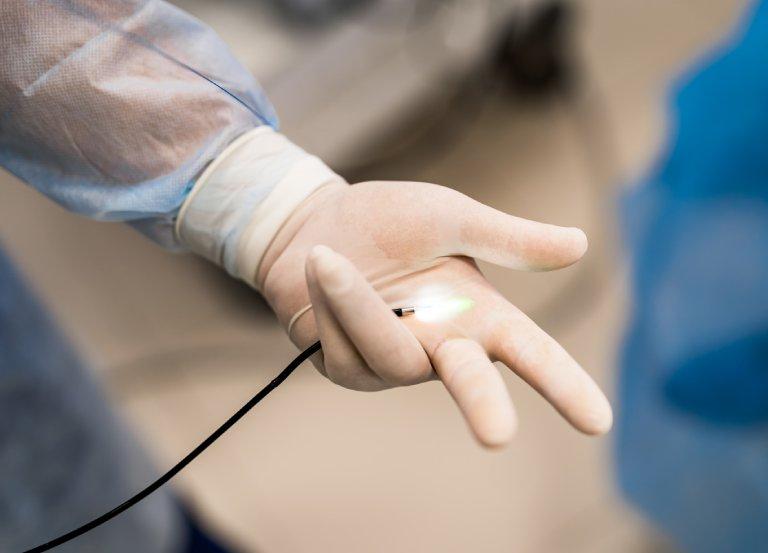 Lekarz trzyma w dłoni rurkę do gastroskopii