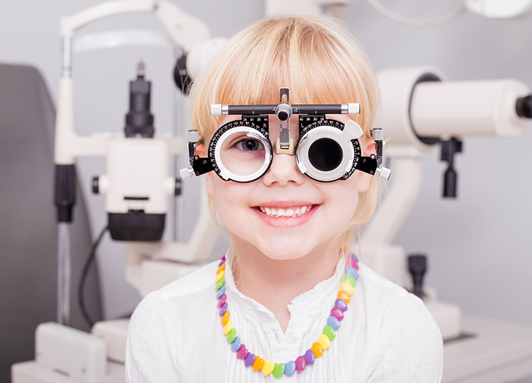 Uśmiechnięta dziewczynka podczas badania wzroku